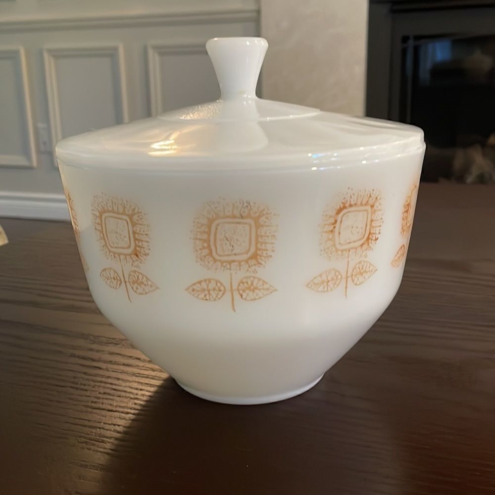 Vintage Federal Milk Glass Cookware, Bowl with Lid, Federal Glass Connoisseur - Picture 4 of 7